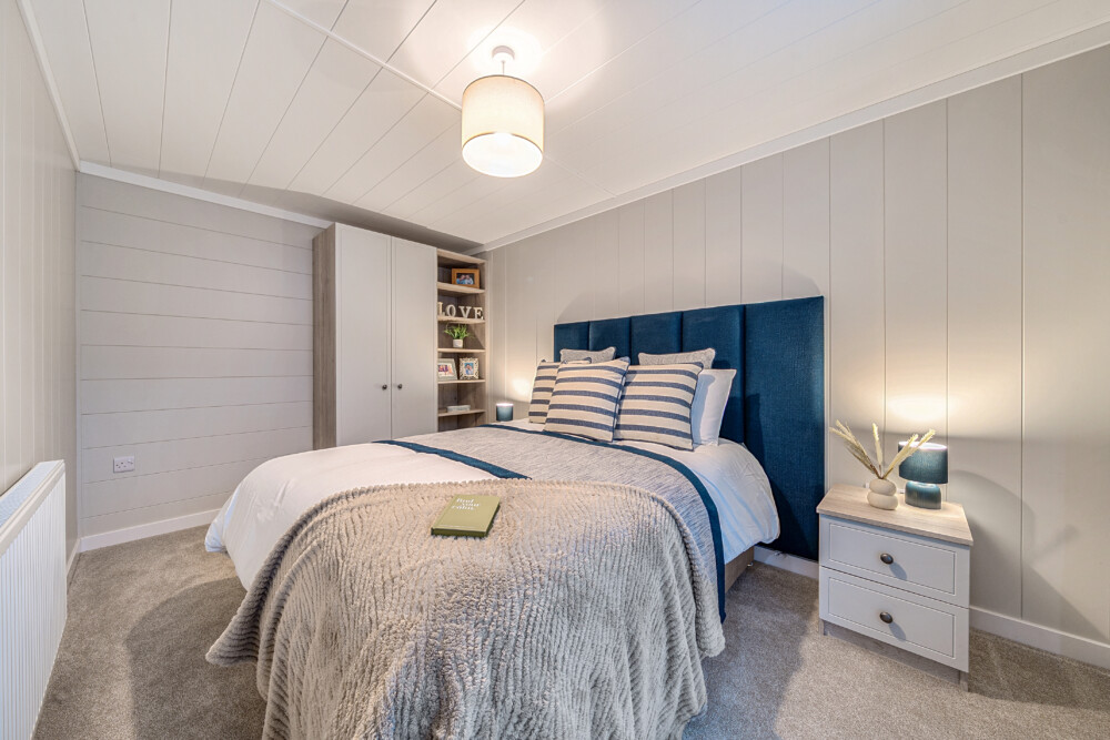 1384062 12 691e0a24772d3