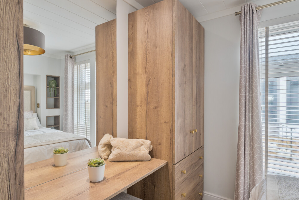 1364390 27 68e6a121e9c05